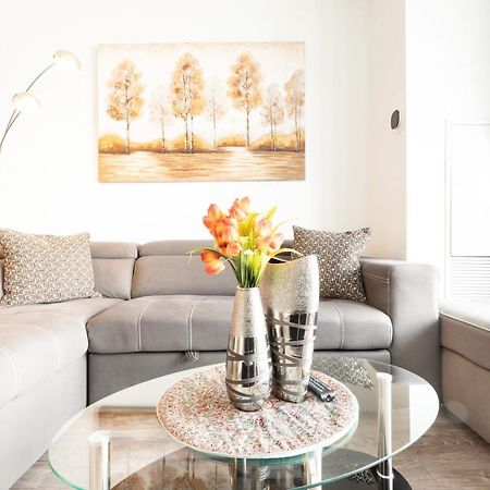 Bright Condo In The Heart Of โตรอนโต ภายนอก รูปภาพ