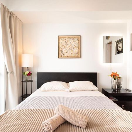 Bright Condo In The Heart Of โตรอนโต ภายนอก รูปภาพ