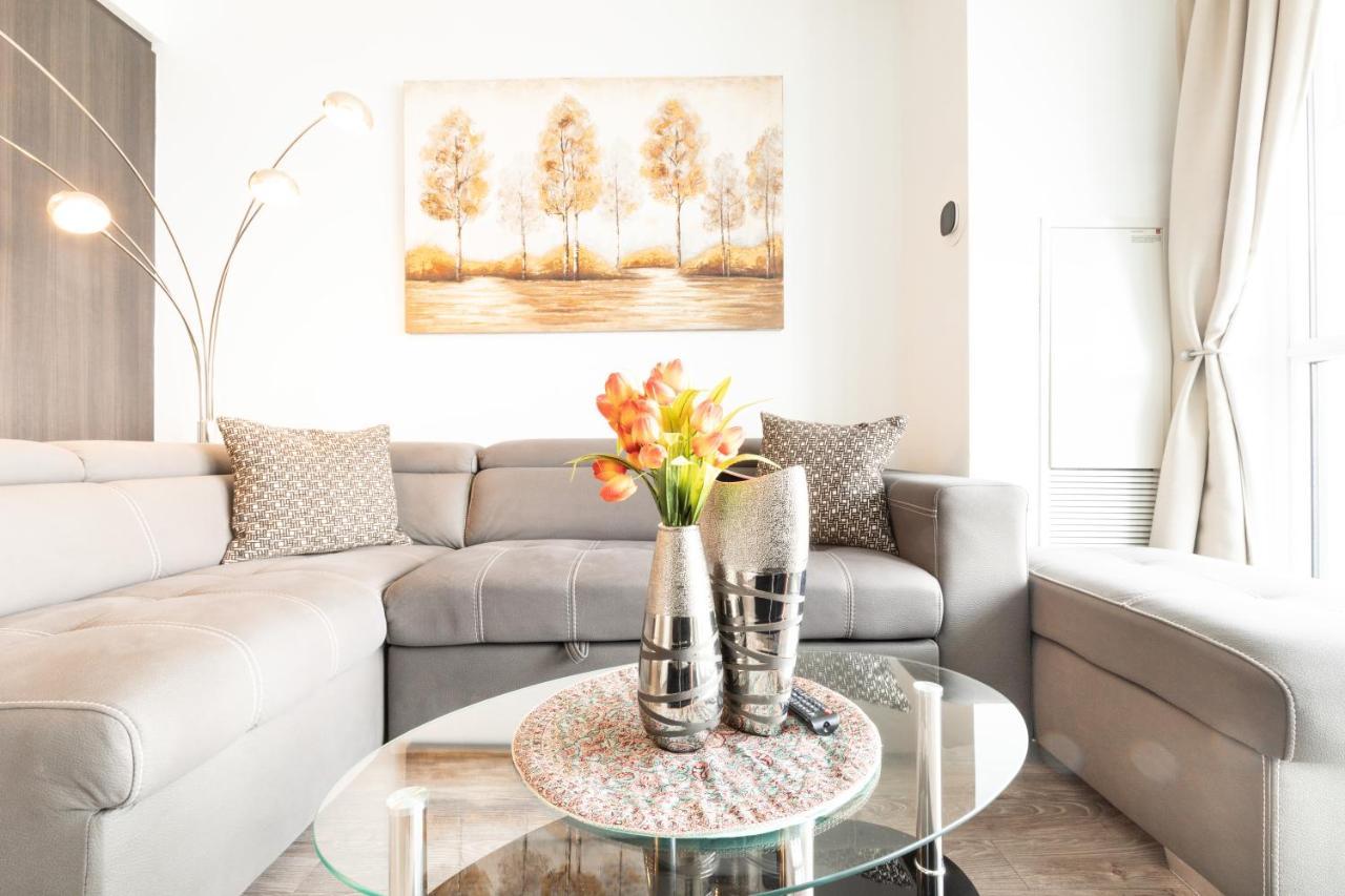 Bright Condo In The Heart Of โตรอนโต ภายนอก รูปภาพ