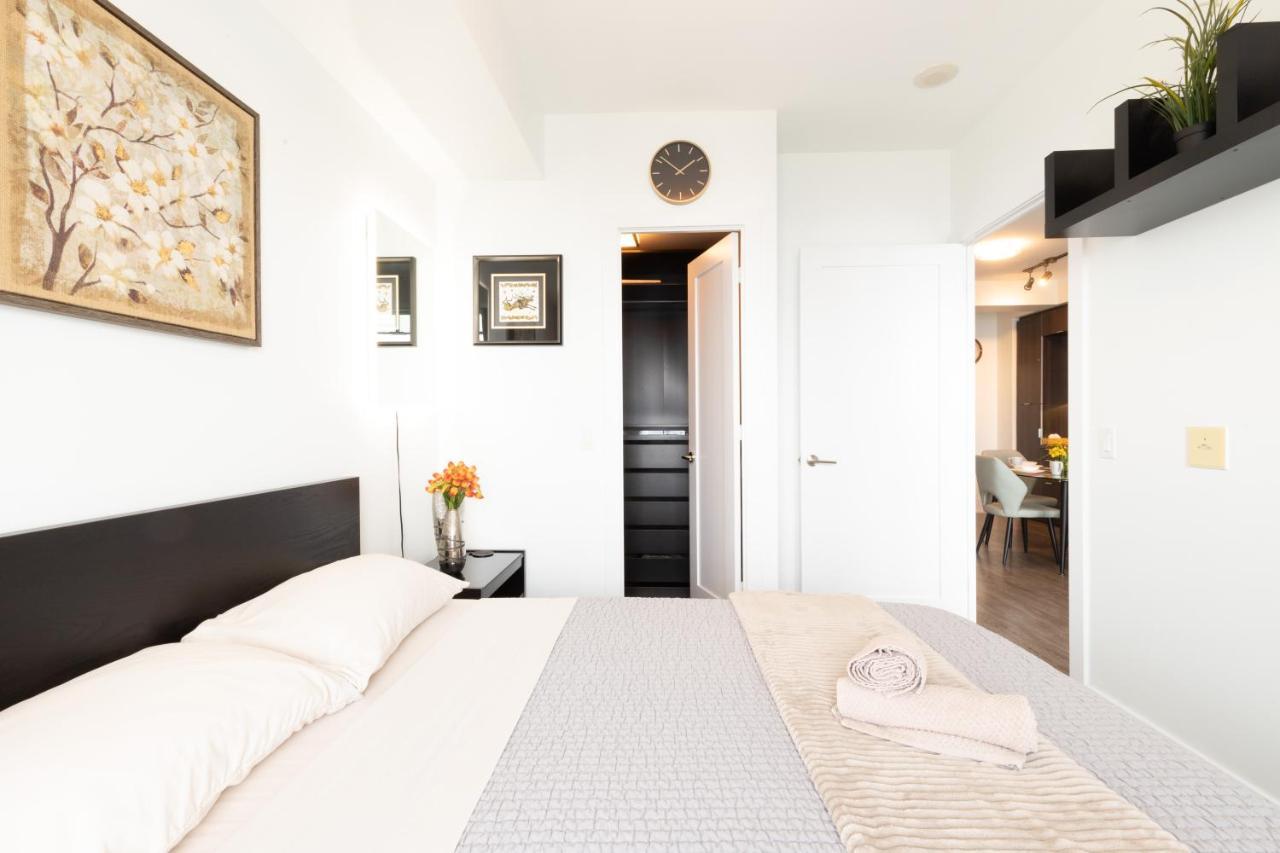 Bright Condo In The Heart Of โตรอนโต ภายนอก รูปภาพ