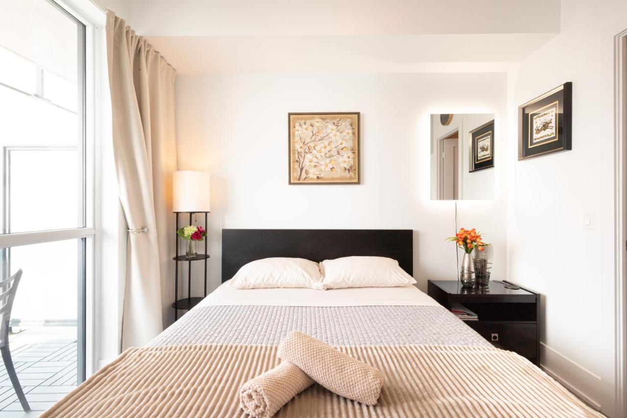 Bright Condo In The Heart Of โตรอนโต ภายนอก รูปภาพ