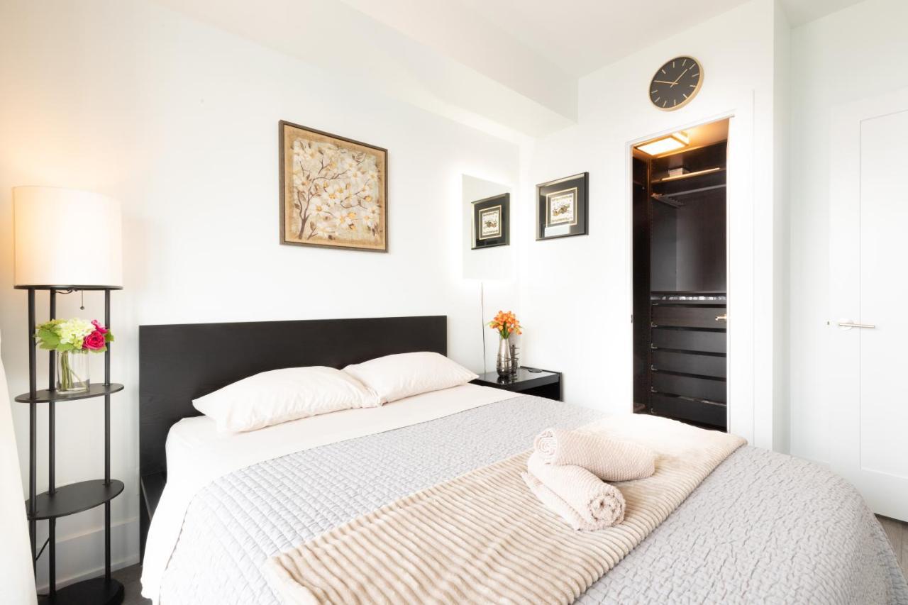 Bright Condo In The Heart Of โตรอนโต ภายนอก รูปภาพ