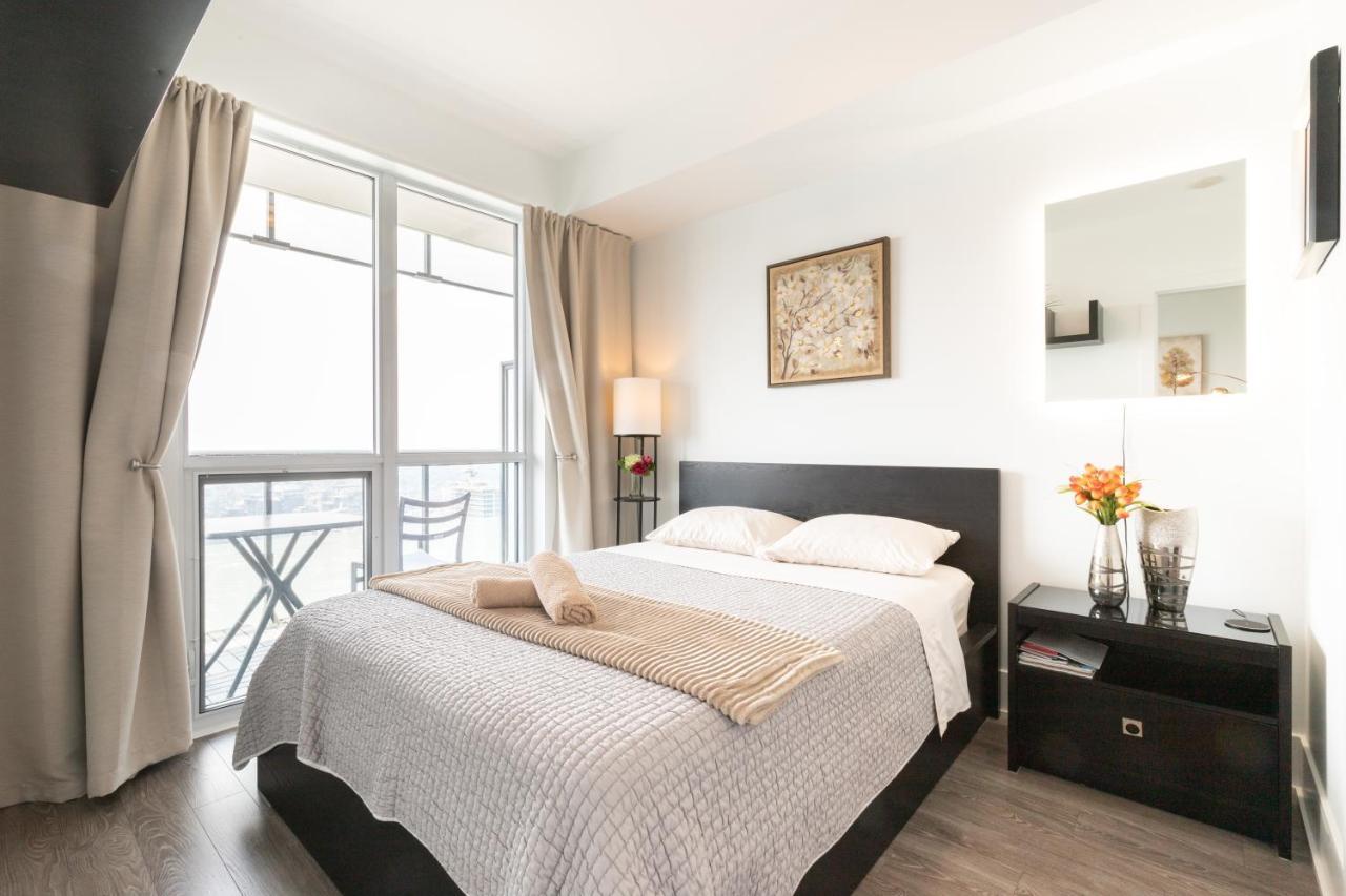 Bright Condo In The Heart Of โตรอนโต ภายนอก รูปภาพ