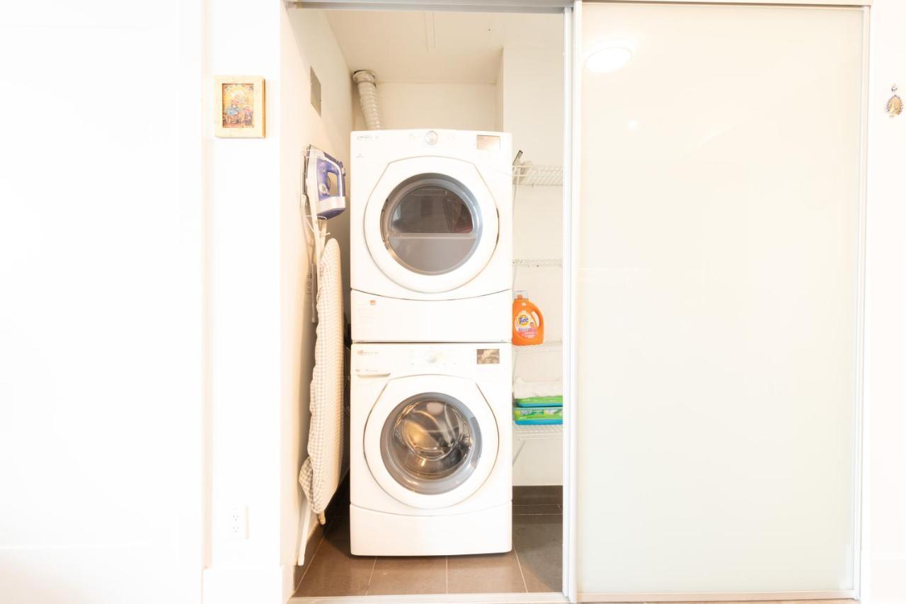 Bright Condo In The Heart Of โตรอนโต ภายนอก รูปภาพ