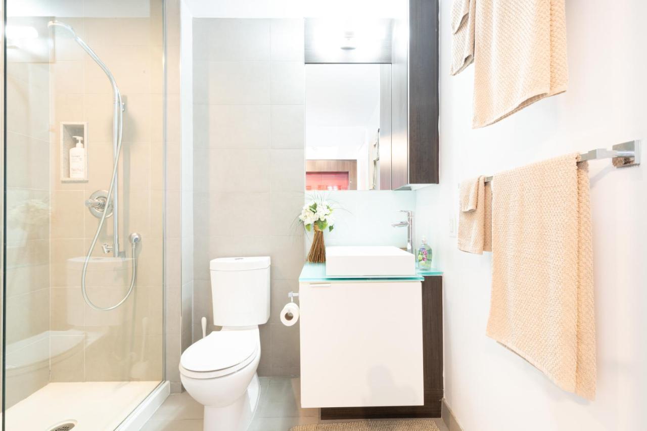 Bright Condo In The Heart Of โตรอนโต ภายนอก รูปภาพ