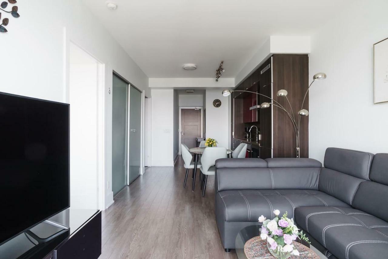 Bright Condo In The Heart Of โตรอนโต ภายนอก รูปภาพ