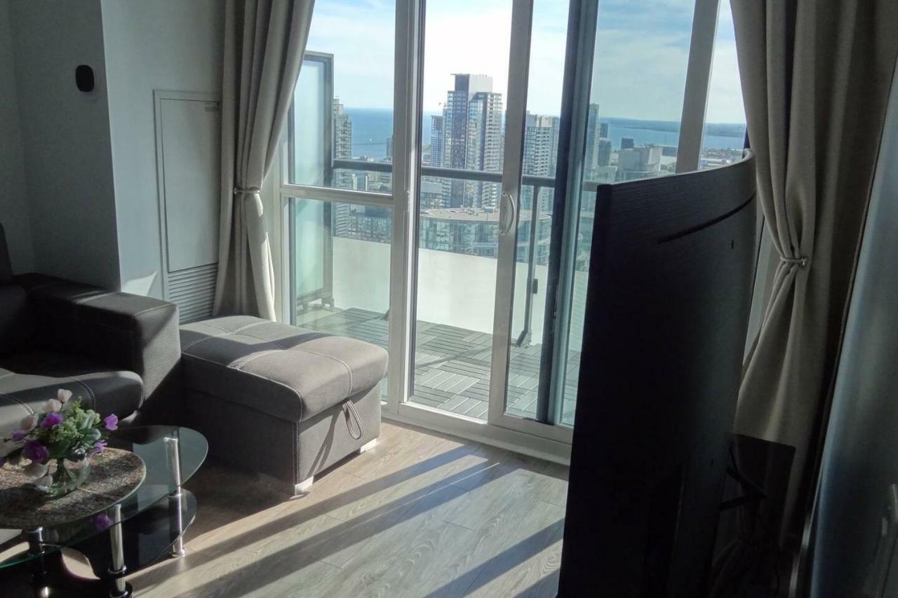 Bright Condo In The Heart Of โตรอนโต ภายนอก รูปภาพ