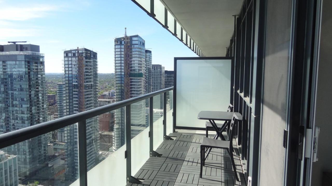 Bright Condo In The Heart Of โตรอนโต ภายนอก รูปภาพ
