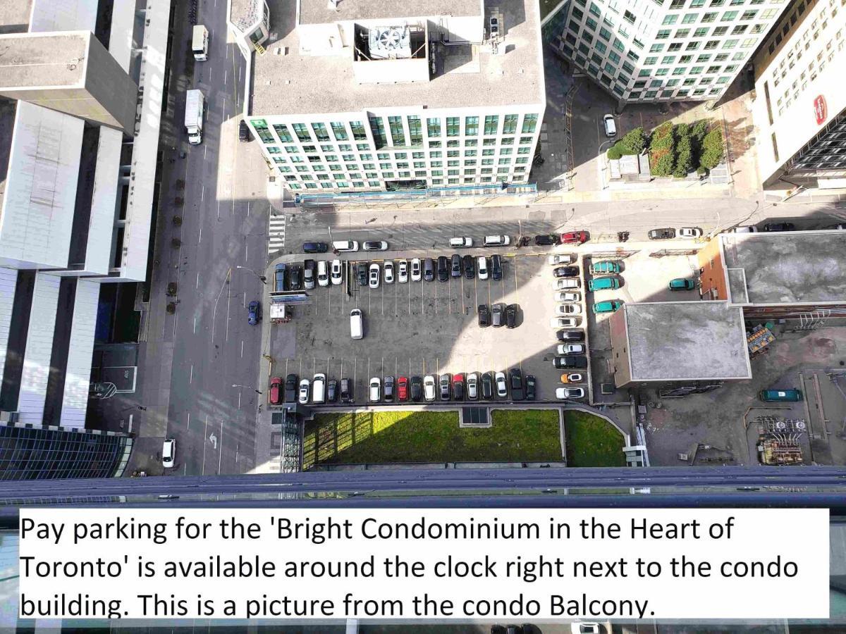 Bright Condo In The Heart Of โตรอนโต ภายนอก รูปภาพ